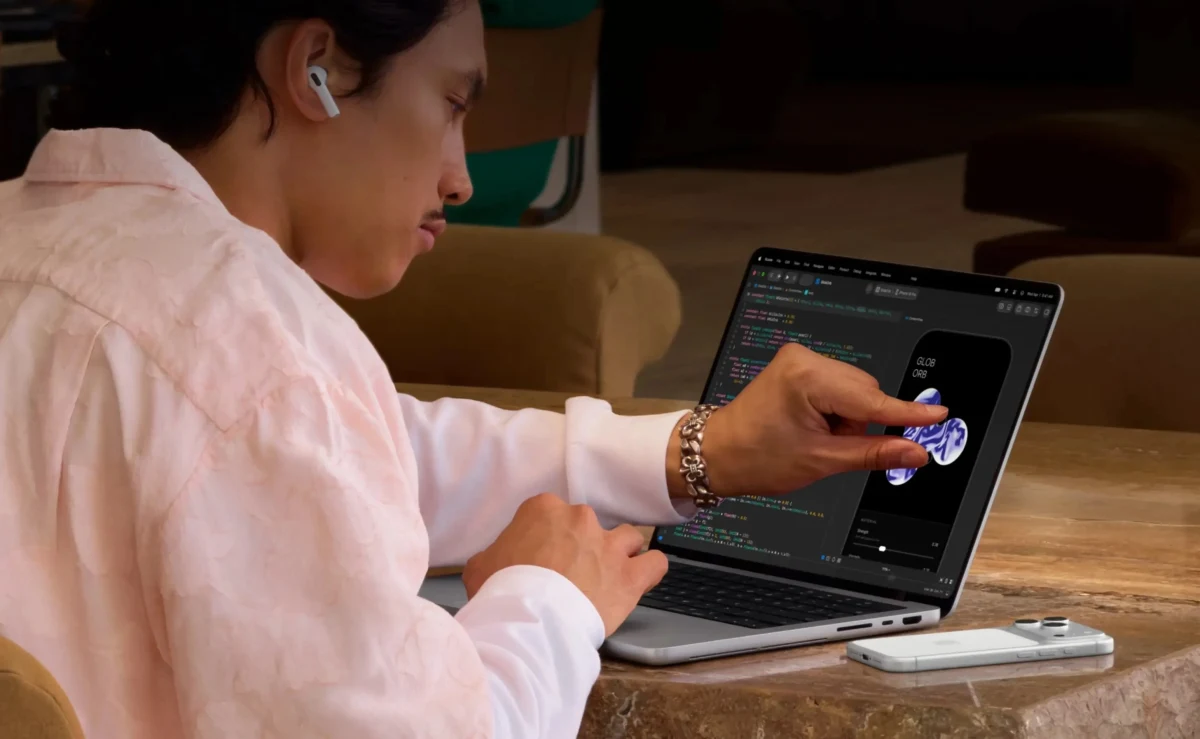 Bir kullanıcı MacBook Pro ekranındaki uygulamada dokunmatik işlem yapıyor