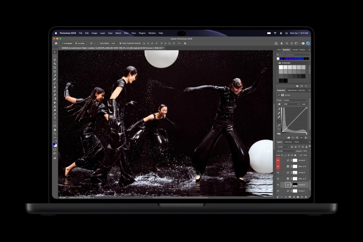 MacBook Pro ekranında Photoshop arayüzünde bir dans sahnesi düzenleniyor