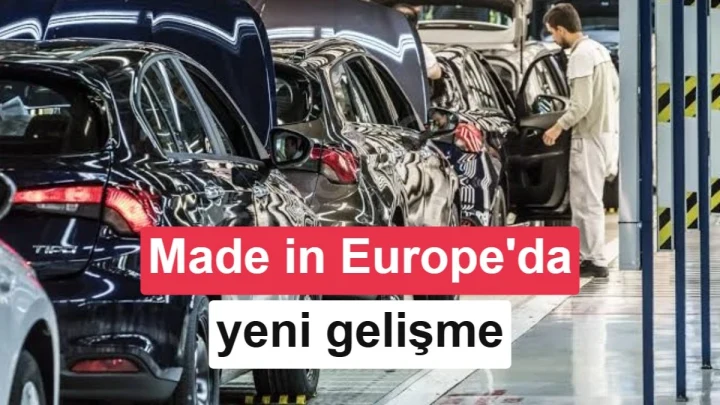 Otomobil fabrikasında üretim hattında araçlar ve çalışanlar