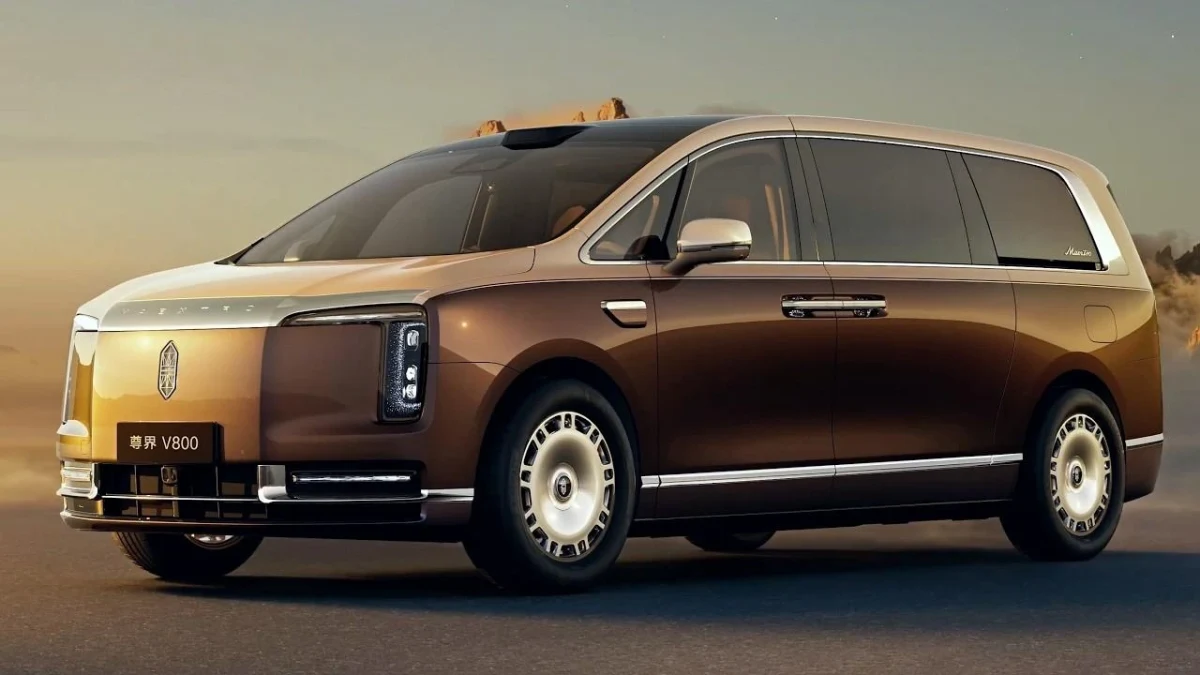 Kahverengi Maextro V800 minivanın dış görünümü