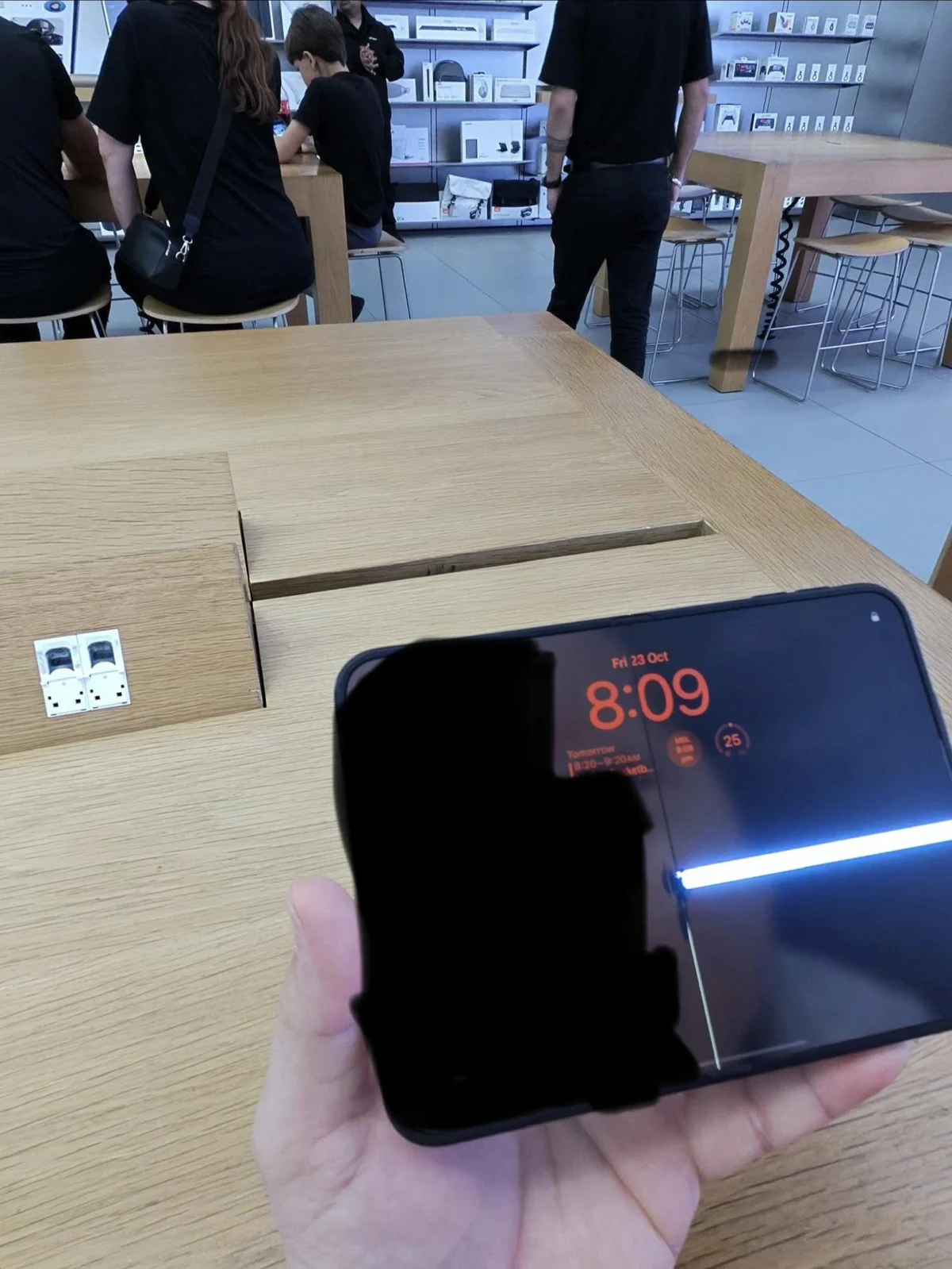 Bir mağazada elde tutulan, ekranı açık katlanabilir telefon