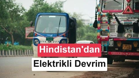 Hindistan’da yolda bir tuk-tuk ve bir ticari araç; görselde elektrikli araç dönüşümüne dikkat çekiliyor