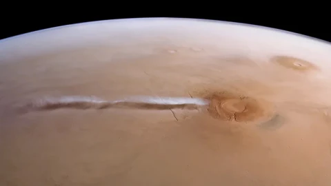 Mars yüzeyinde Arsia Mons yakınlarından uzanan uzun ve ince bulut