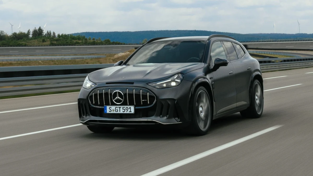 Gri Mercedes-AMG GT SUV önden yolda ilerliyor