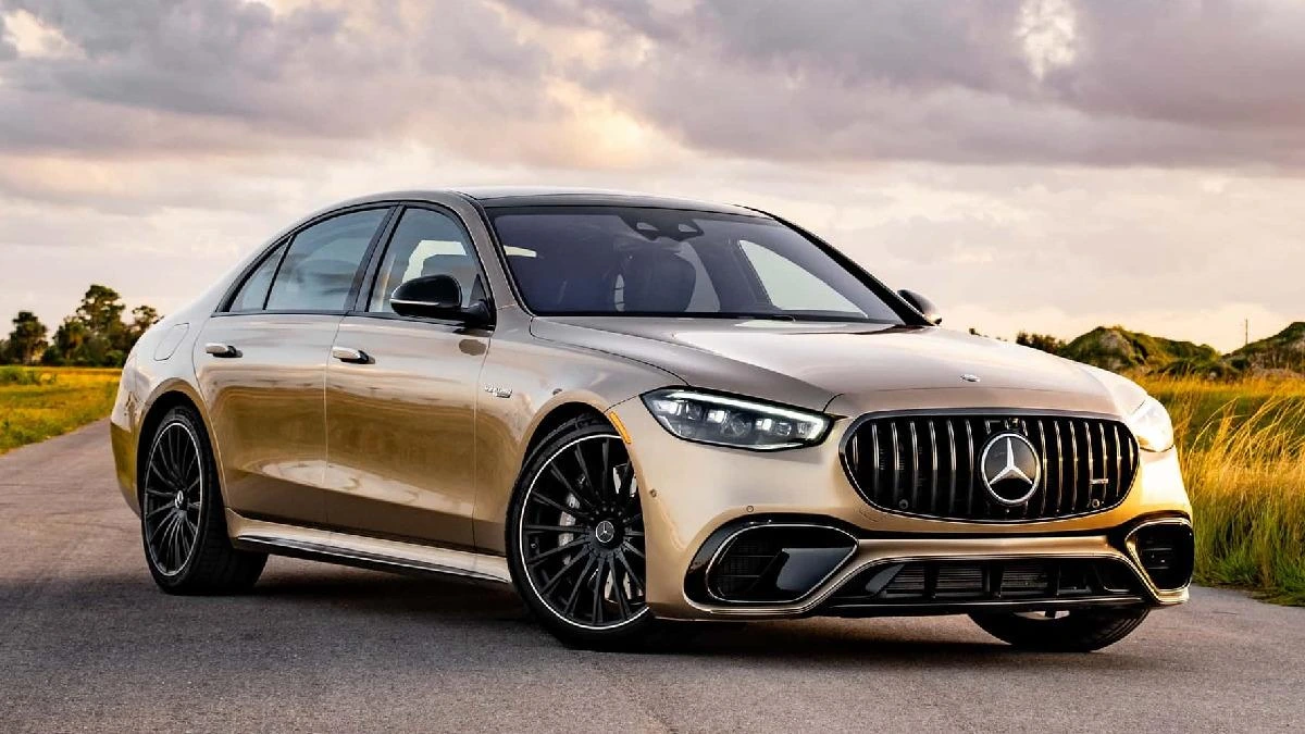 Açık renkli Mercedes-Benz sedan yol kenarında görüntüleniyor