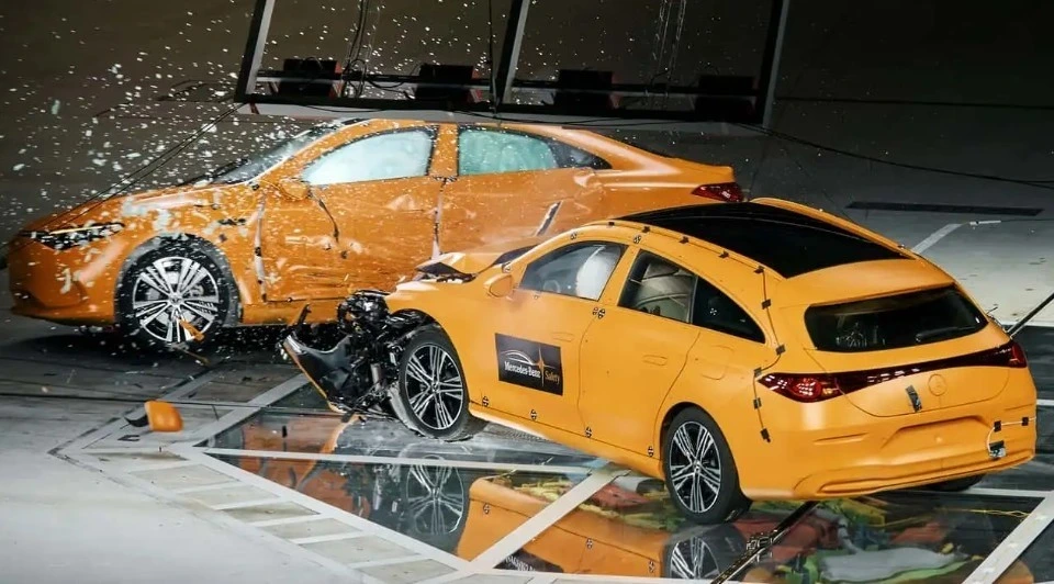 İki turuncu Mercedes-Benz CLA, yan çarpışma testi sırasında birbirine çarpıyor