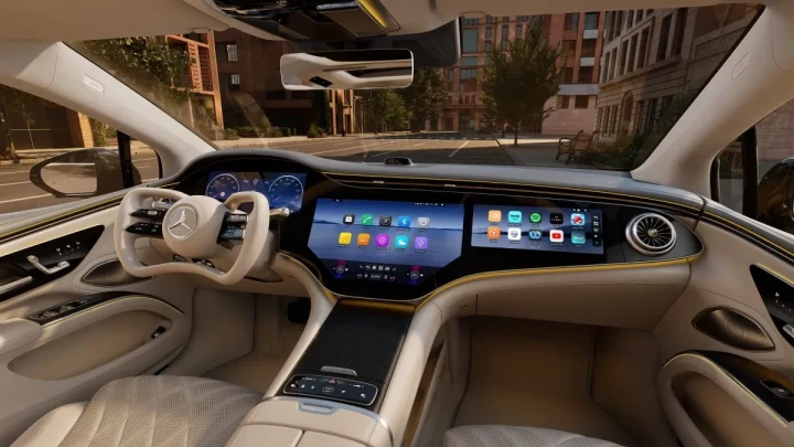 Mercedes EQS’nin geniş ekranlı ön konsolu ve yoke biçimli direksiyon simidi