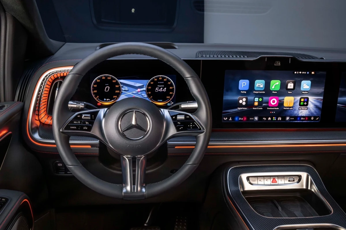 Mercedes aracın direksiyonu ve kokpit ekranları