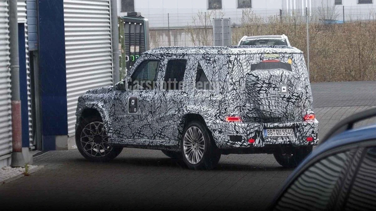 Kamuflajlı Mercedes arazi aracı, bir binanın yanında park hâlinde