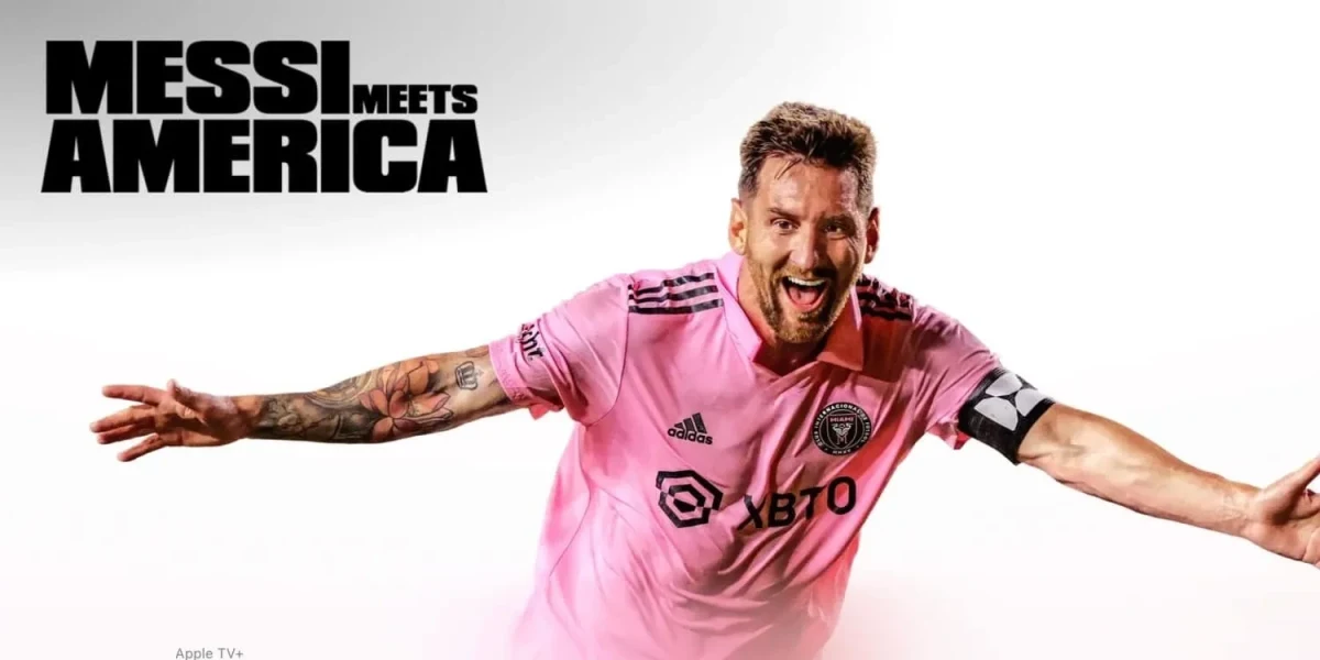 Lionel Messi, pembe formasıyla kollarını iki yana açmış şekilde görülüyor; görselde “Messi Meets America” yazısı yer alıyor.