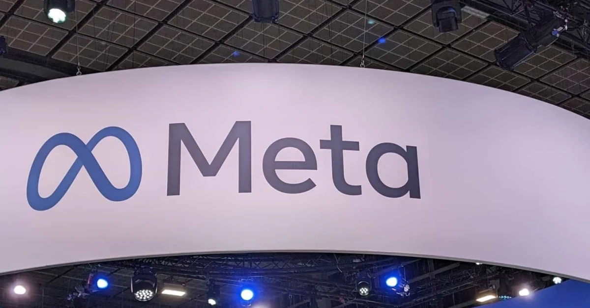 Bir etkinlik alanında Meta logosunun yer aldığı sahne panosu