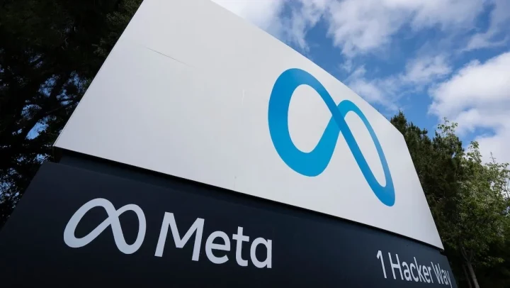 Meta logosunun yer aldığı şirket tabelası