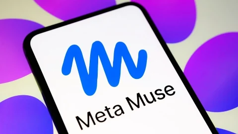 Ekranında Meta Muse yazısı bulunan akıllı telefon