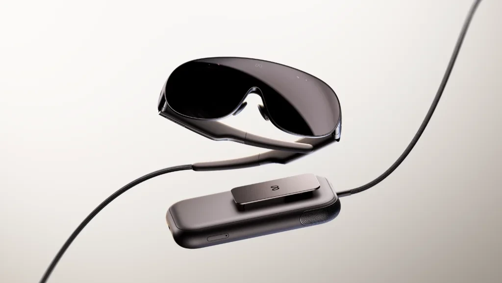 Optik kabloyla ayrı bir işlem ünitesine bağlanan Meta VR Glasses