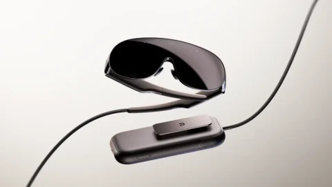 Optik kabloyla ayrı bir işlem ünitesine bağlanan Meta VR Glasses