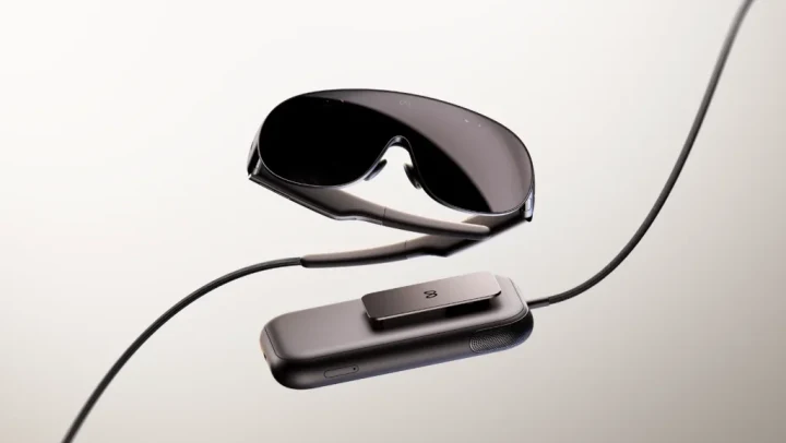 Optik kabloyla ayrı bir işlem ünitesine bağlanan Meta VR Glasses