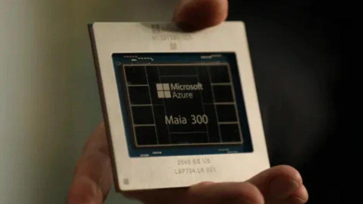 Microsoft Azure Maia 300 çipinin elde tutulmuş yakın plan görüntüsü