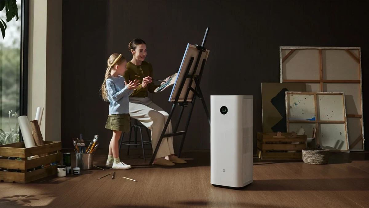 Xiaomi hava temizleyici bir evin çalışma alanında
