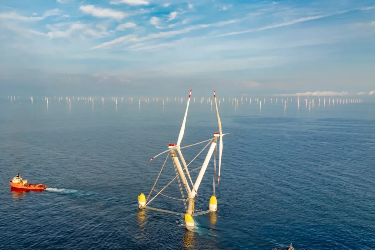 Denizdeki OceanX yüzen rüzgâr platformu ve yanında seyreden bir gemi