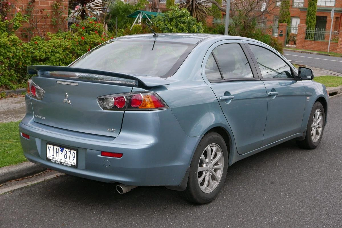 Mavi-gri Mitsubishi Lancer’ın arka ve yan görünümü