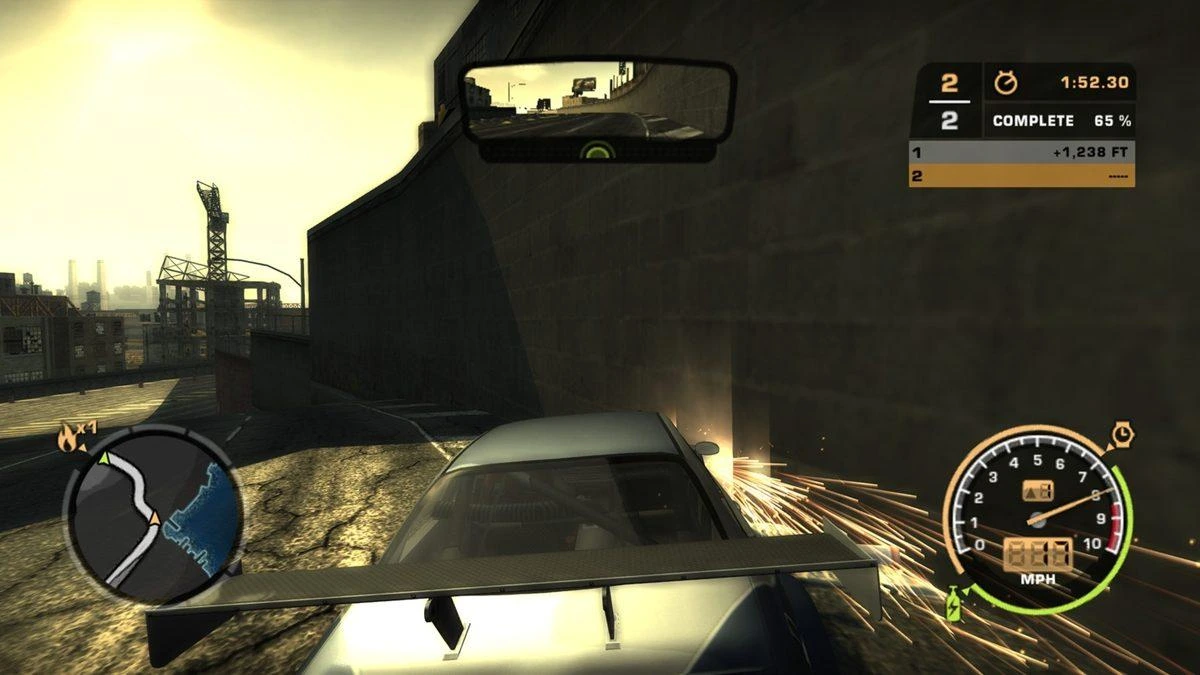 Need for Speed: Most Wanted’da araçla duvarın yanında yapılan yarış; oyun arayüzü ekranda
