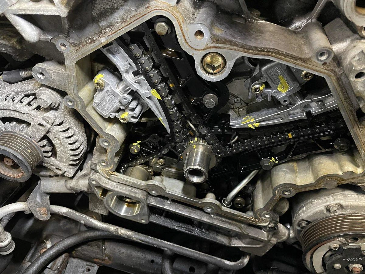 Açık motor bölümünde zamanlama zinciri ve gergi parçaları