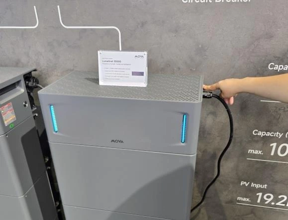 Mova LumeGret S5000 enerji depolama ünitesi ve bağlantı kablosu