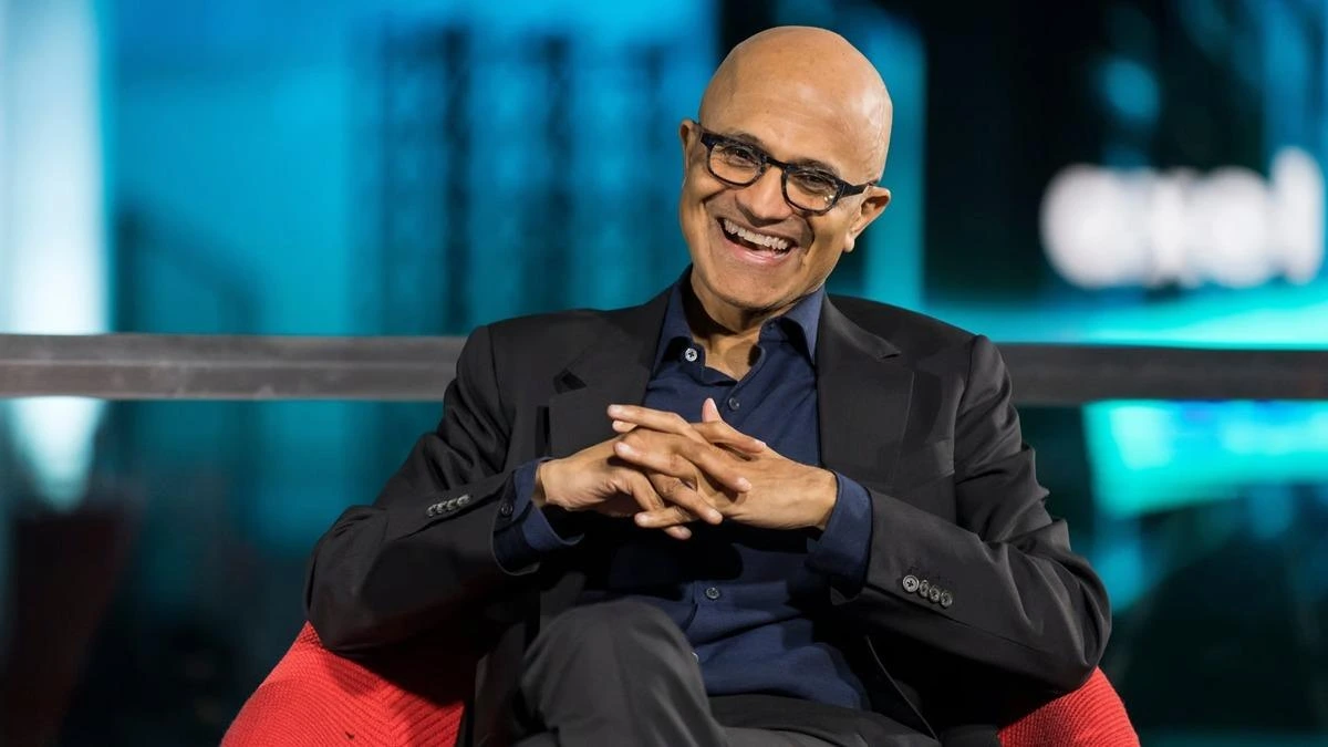 Satya Nadella röportaj sırasında gülümserken