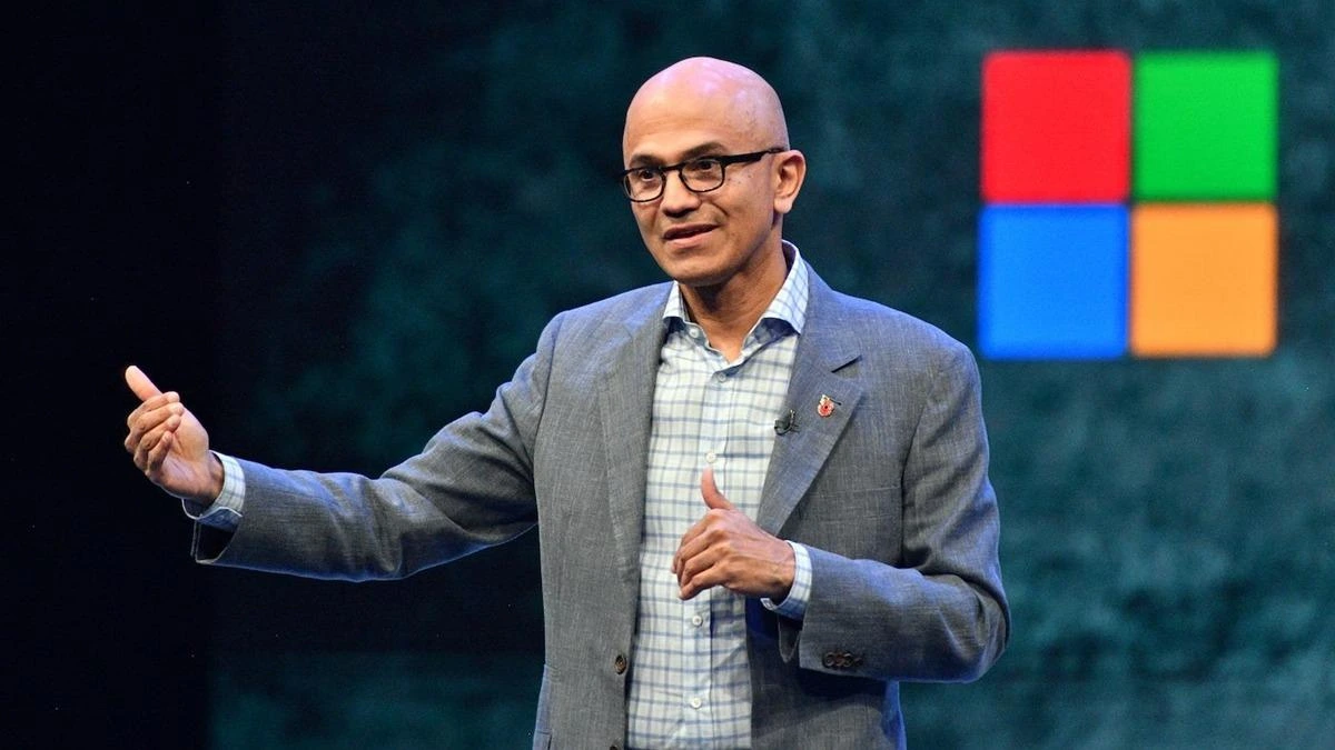 Microsoft CEO’su Satya Nadella sahnede konuşuyor
