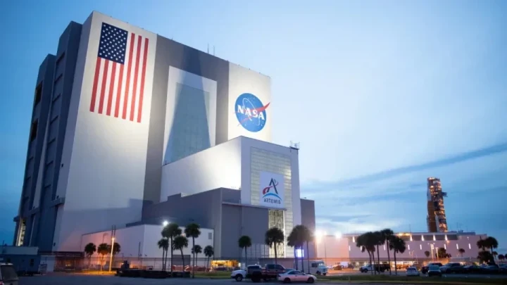 NASA logosu ve ABD bayrağının bulunduğu NASA binası