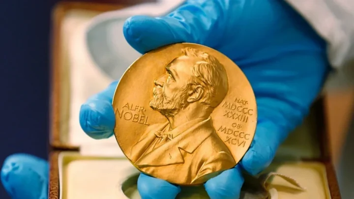 Mavi eldivenli bir elin tuttuğu Nobel madalyası