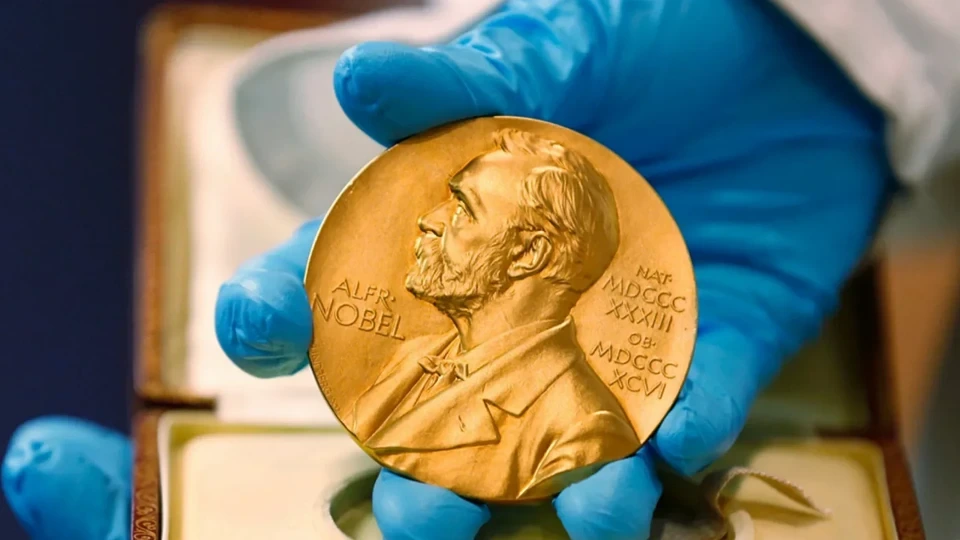 Mavi eldivenli bir elin tuttuğu Nobel madalyası