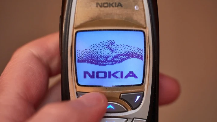 Nokia markalı eski bir cep telefonunun ekranı