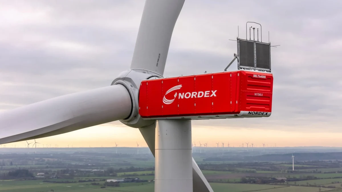 Nordex logolu rüzgâr türbininin kırmızı gövdesi ve kanatları