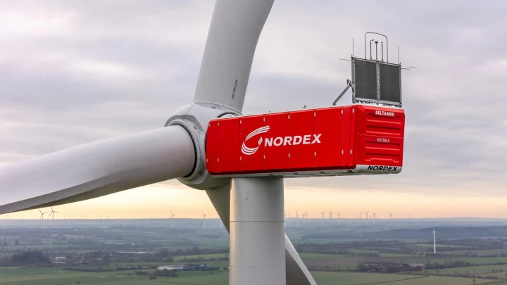Nordex logolu rüzgâr türbininin kırmızı gövdesi ve kanatları