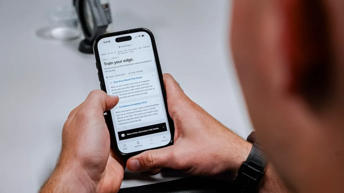 Bir kişi, NTangible değerlendirme ekranının açık olduğu akıllı telefonu inceliyor