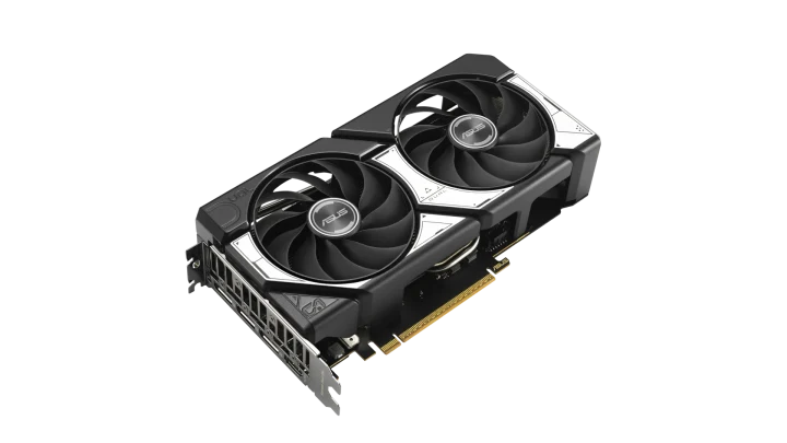 Beyaz arka plan üzerinde iki fanlı NVIDIA GeForce RTX ekran kartı