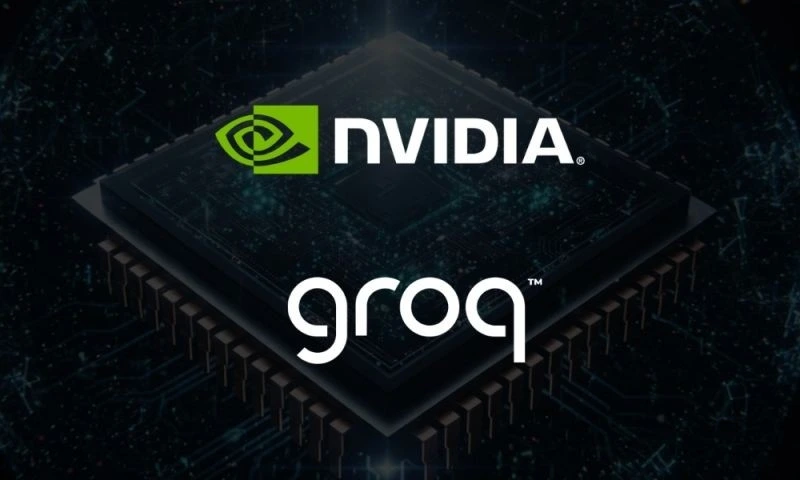 Nvidia ve Groq logoları, karanlık bir devre kartı üzerinde yan yana gösteriliyor