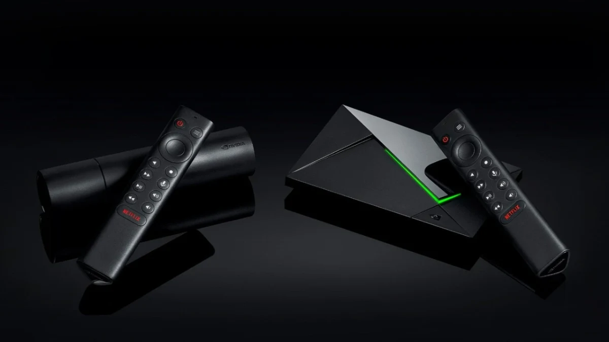Siyah zemin üzerinde Nvidia Shield TV cihazları ve uzaktan kumandaları