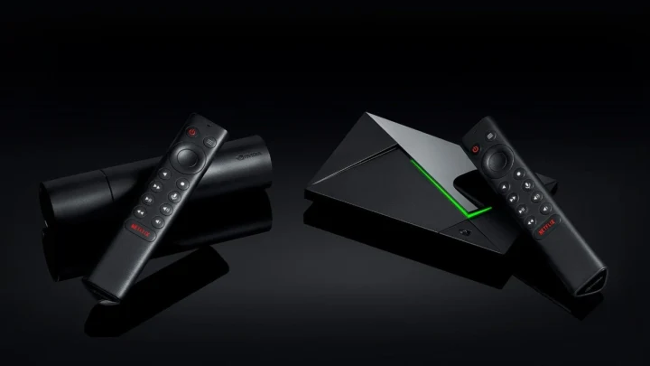 Siyah zemin üzerinde Nvidia Shield TV cihazları ve uzaktan kumandaları