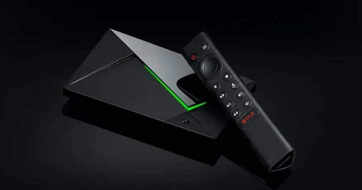 Nvidia Shield TV Pro cihazı ve uzaktan kumandası