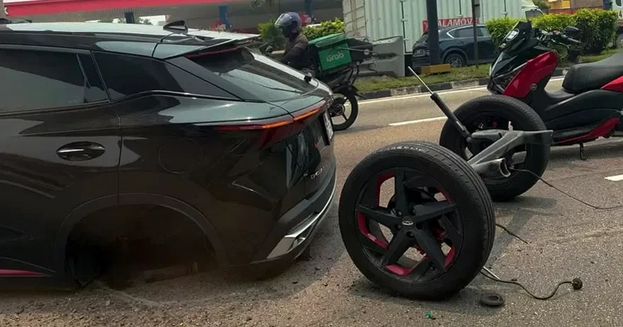 Arka tekerlekleri ve süspansiyon parçaları kopmuş siyah Chery Omoda 5