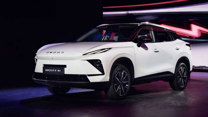Paris Otomobil Fuarı’nda sergilenen beyaz OMODA 5 NEXT
