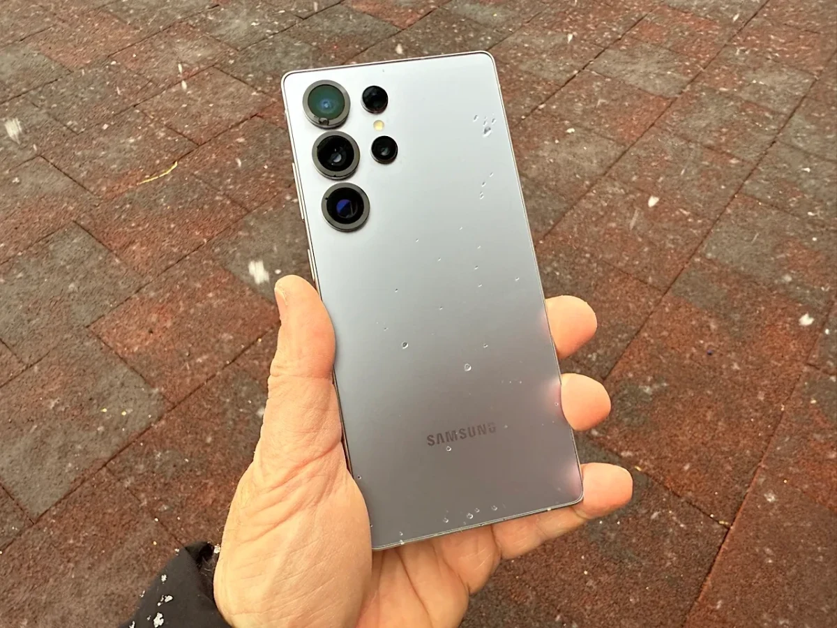 Bir kişinin elinde tuttuğu Samsung Galaxy telefonun arka yüzü