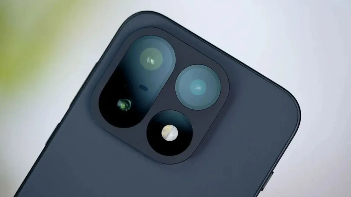 OnePlus 16 olduğu belirtilen koyu renkli telefonun arka kamera modülünün yakın plan görüntüsü