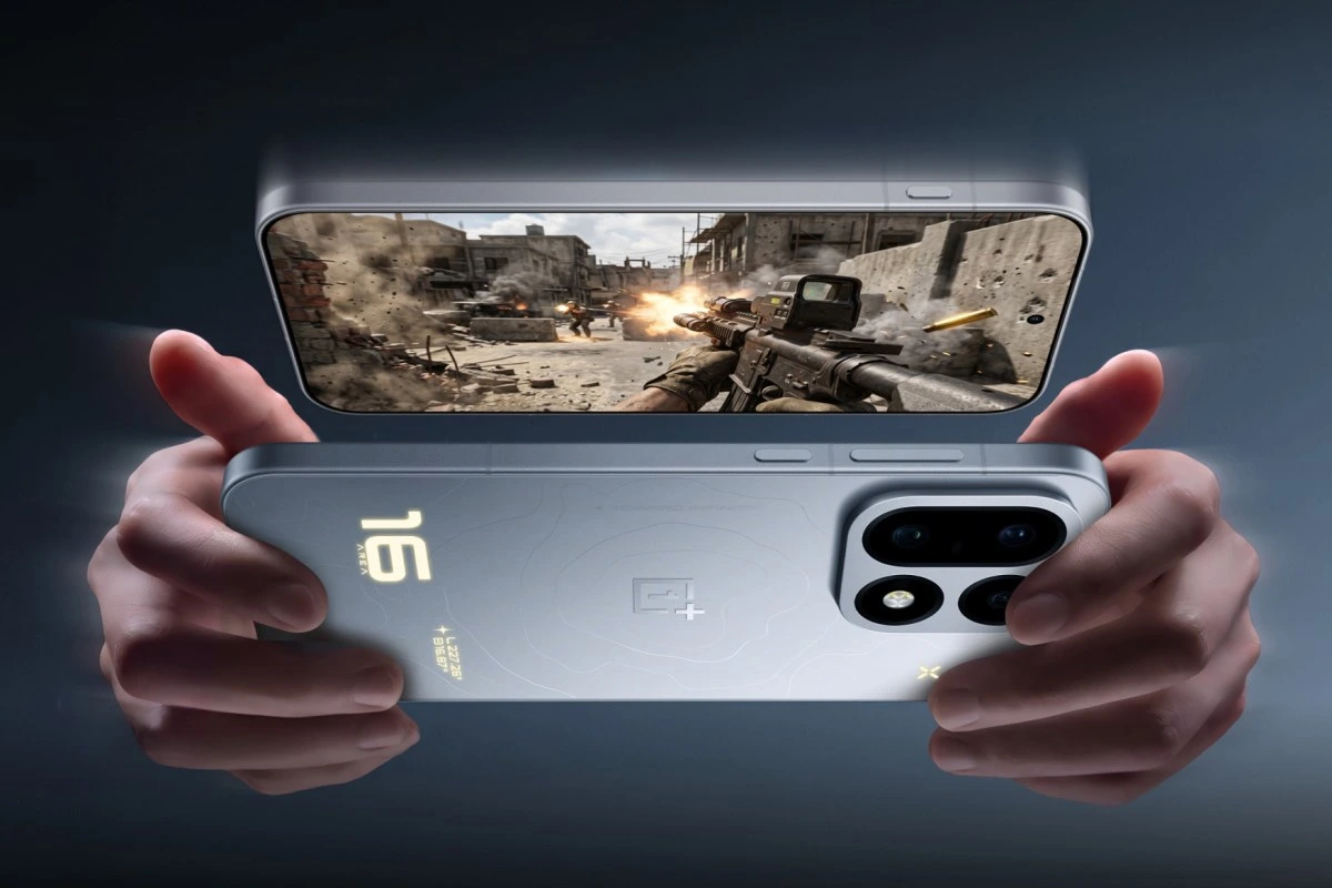 Yatay tutulan gümüş renkli OnePlus 16’nın ekranında bir aksiyon oyunu görüntüleniyor.