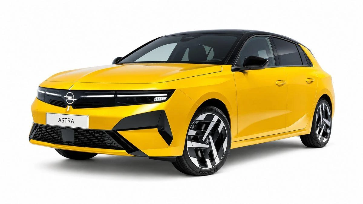 Beyaz fonda sarı renkli Opel Astra
