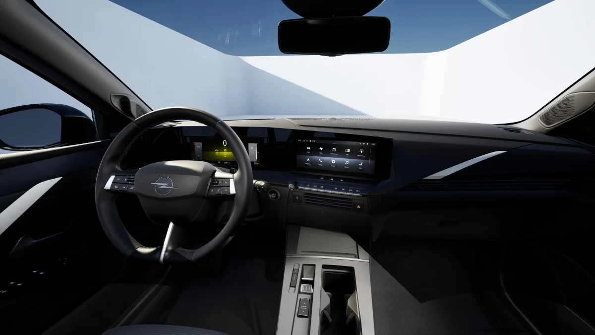 Opel Astra’nın direksiyonunu, dijital ekranlarını ve ön konsolunu gösteren iç mekân