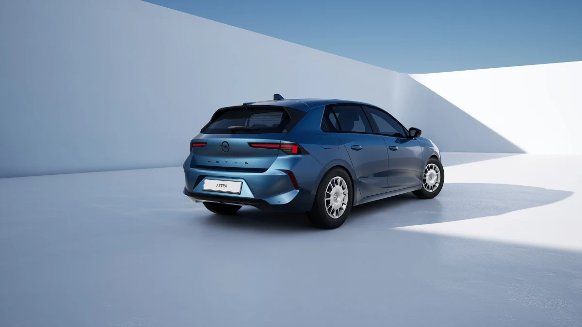 Mavi Opel Astra’nın arka ve yan görünümü