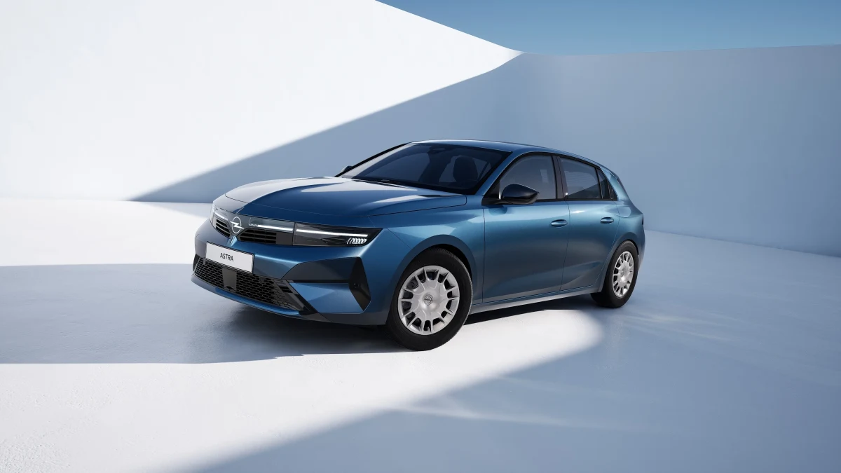 Açık renkli bir stüdyo ortamında önden ve yandan görünen mavi Opel Astra